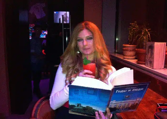Leyendo en una discoteca de Moscú