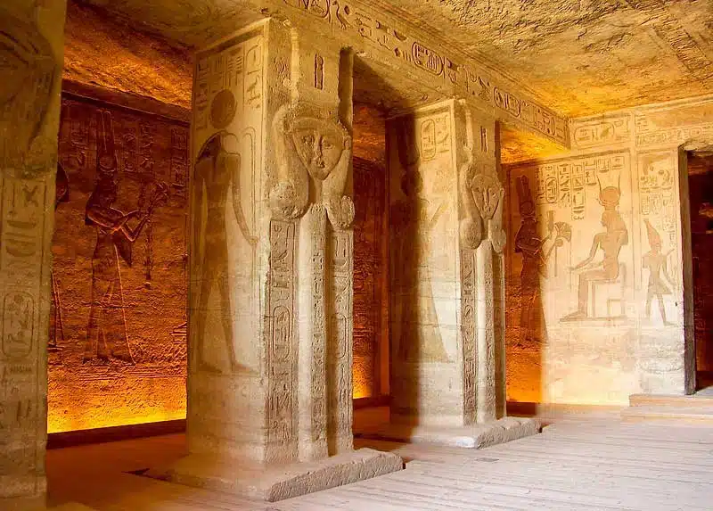 interior templo nefertari