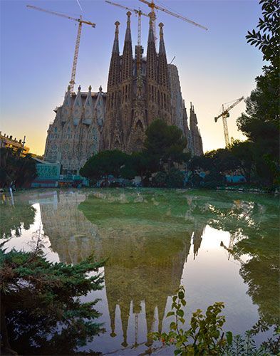 Vistas de la Sagrada Familia desde la Plaza Gaudí