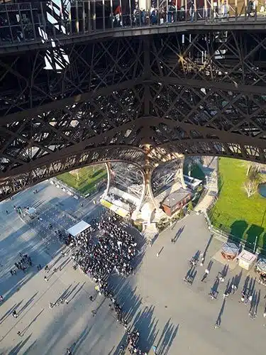 Colas para entrar a la Torre Eiffel