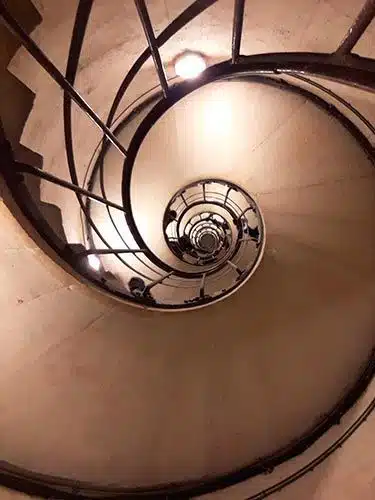 Escaleras para subir al Arco del Triunfo de París