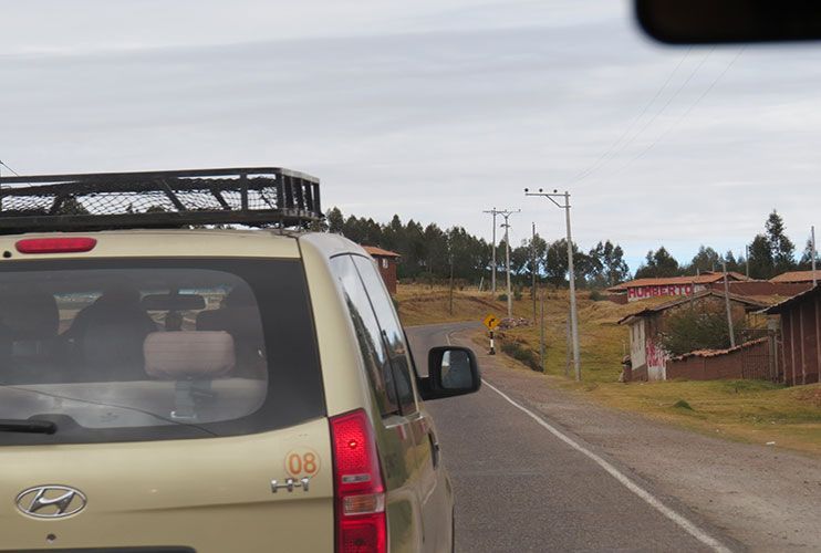 Mini bus para llegar a Ollantaytambo desde Cuzco