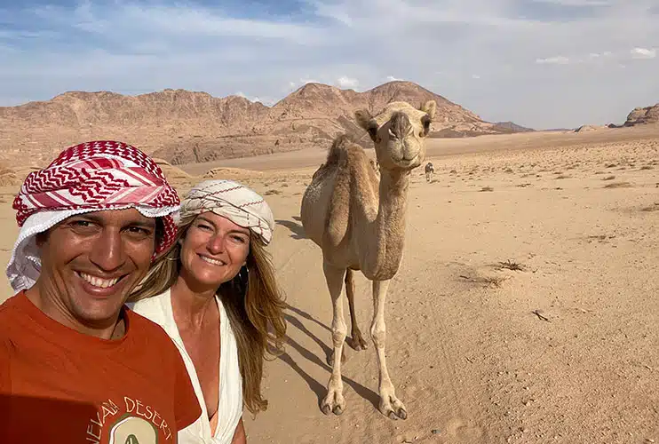 Viajar a Jordania por libre Camellos en Wadi Rum