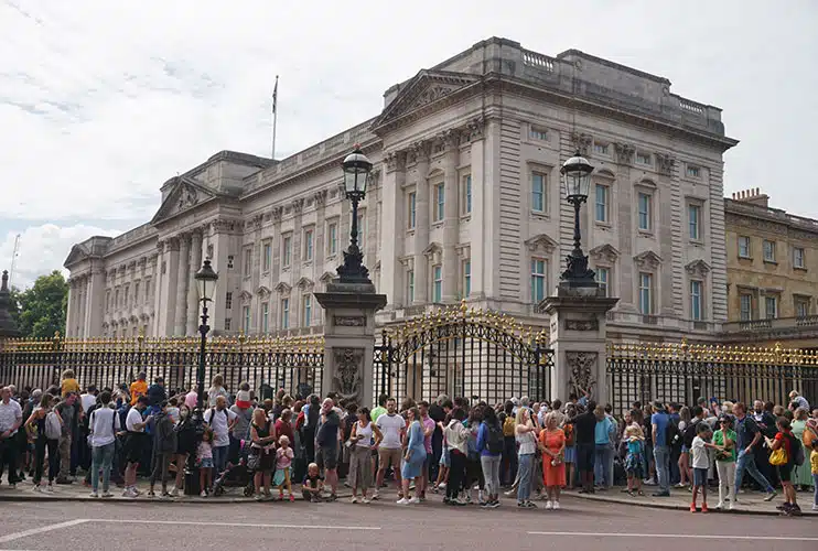 Gente esperando a ver el cambio de guardia en Buckingham