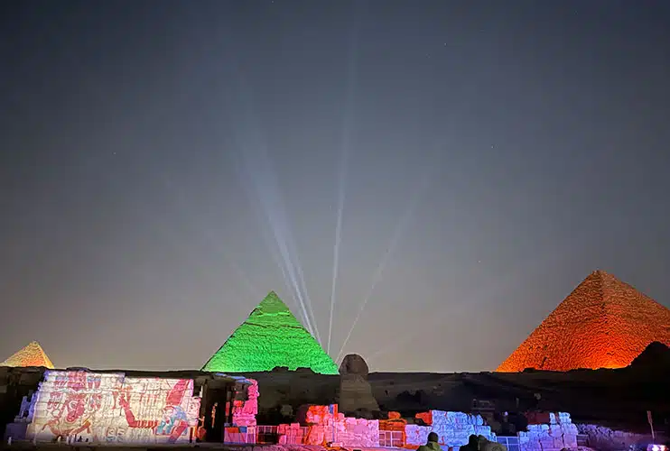 Espectáculo nocturno en las pirámides de Giza