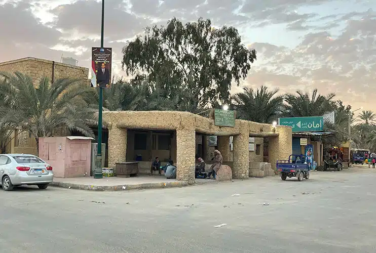 Parada de bus en el oasis de Siwa
