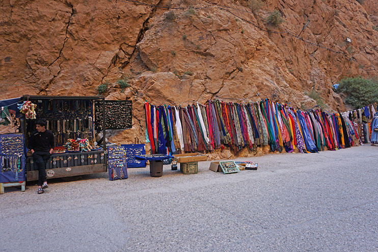 Puestos de artesanías en las gargantas del Todra