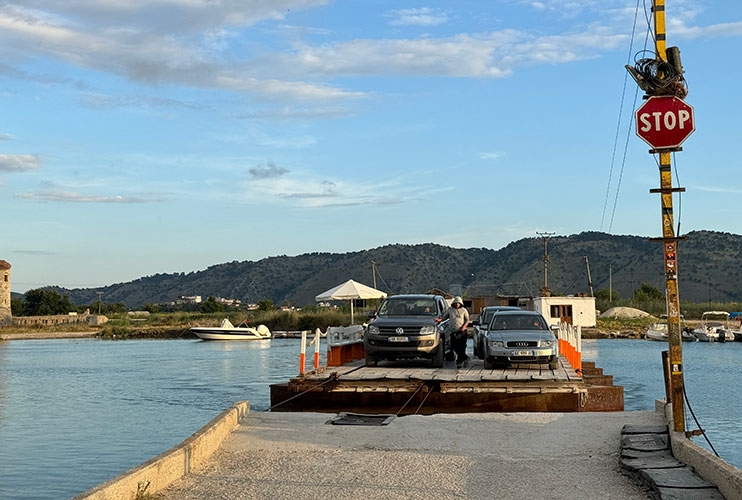 Plataforma para cruzar el canal en Butrinto