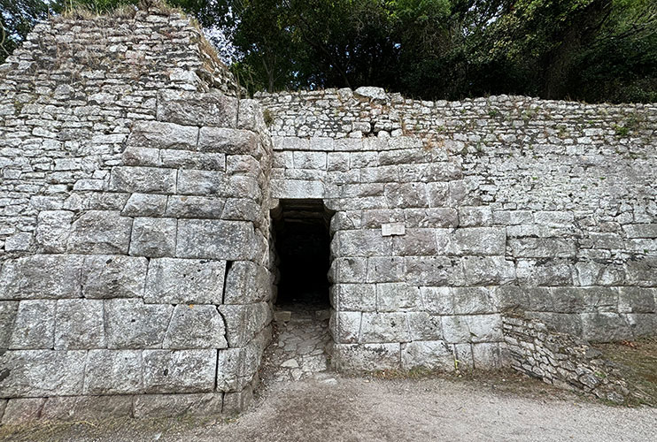 Puerta del lago Butrinto Albania