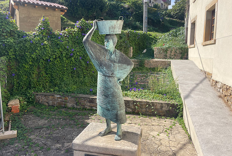 Qué ver en Lastres: Monumento a las sardineras