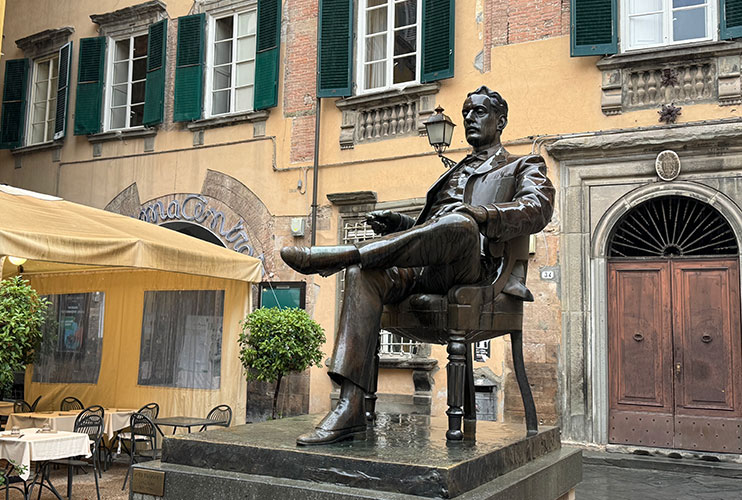 Estatua đe Puccini junto a la casa museo Lucca
