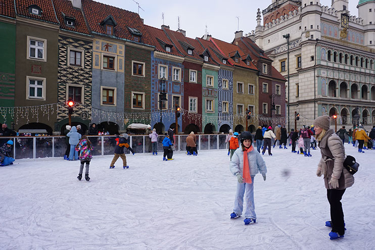 Pista de hielo en ell Mercado Viejo de Poznan