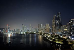 Vistas desde la cinta costera de Panamá