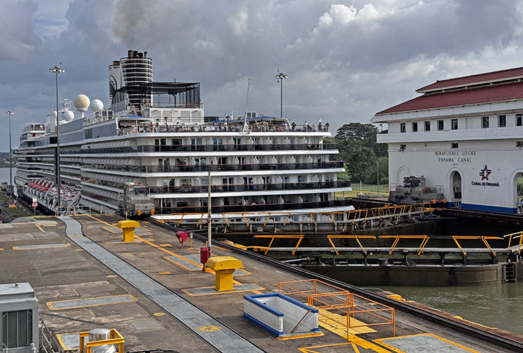 Paso de barcos por el canal de Panamá
