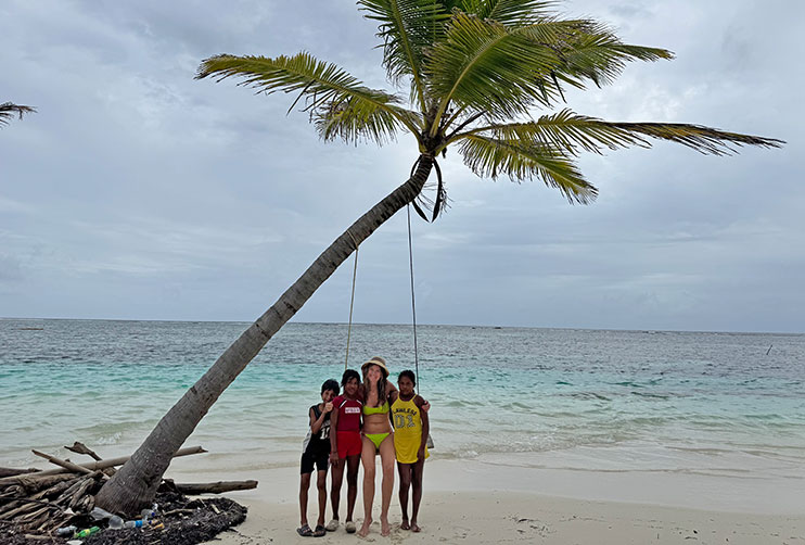 Compartiendo momentos con los niños Guna Yala en los Cayos holandeses