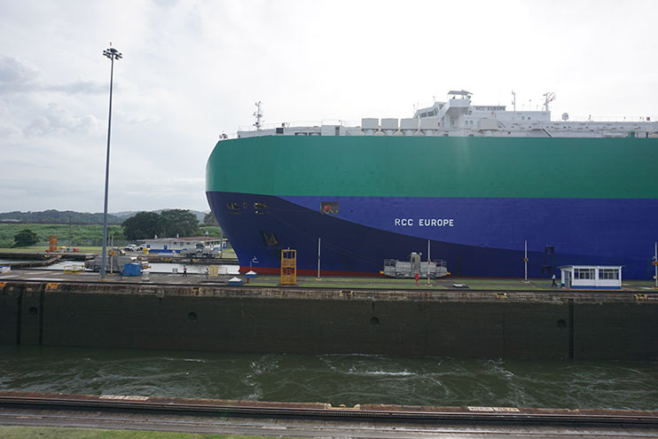 Barco en la canal de Panamá