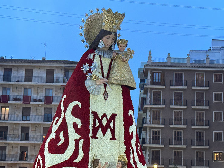 Valencia en Fallas: Manto de flores de la Virgen de los Desamparados