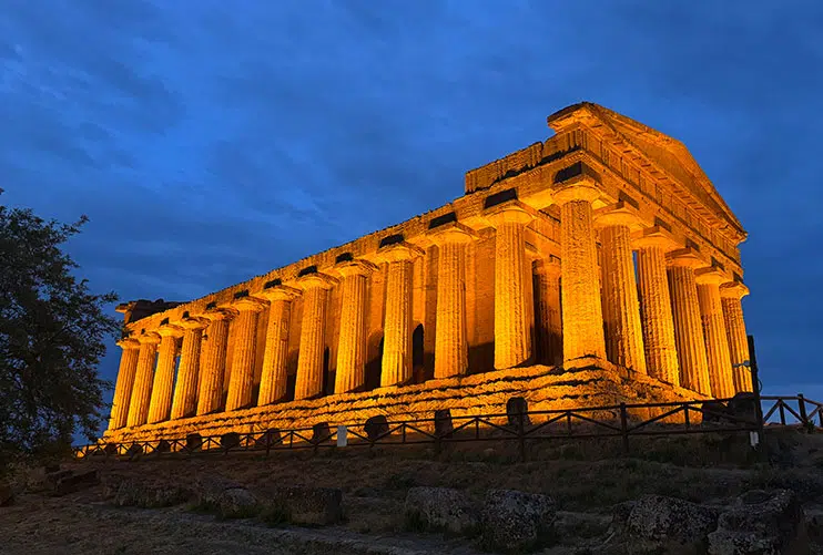 Visitar el valle de los templos de Agrigento por la noche