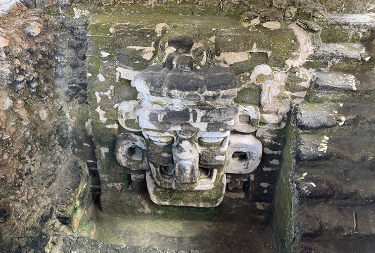 Máscara en la Acrópolis Norte
