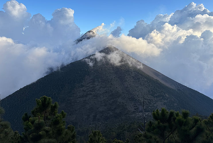 Vistas del volcán de fuego desde el volcán Acatenango