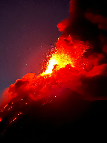 Explosión del volcán Acatenango un mes antes de nuestra visita