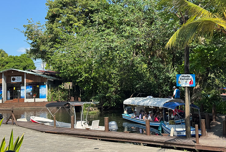 Lancha pública de Río Dulce a Livinsgton