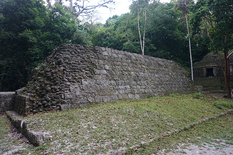 Pirámide de los sacrificios en Yaxhá