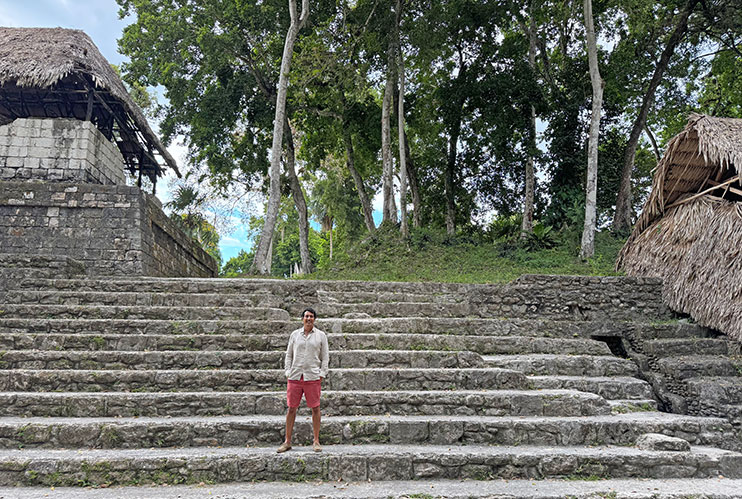 Plaza de los pájaros en Yaxhá