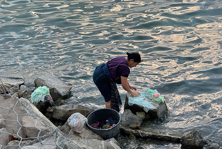 Mujeres lavando en el lago Atitlán