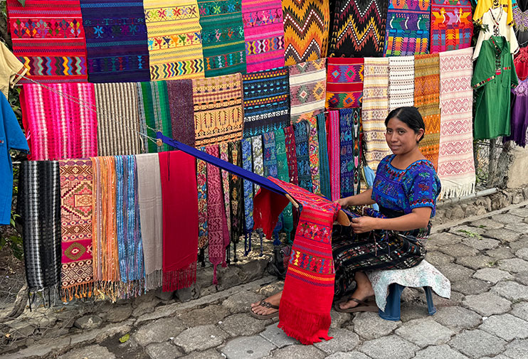 Tejedoras en el lago Atitlán