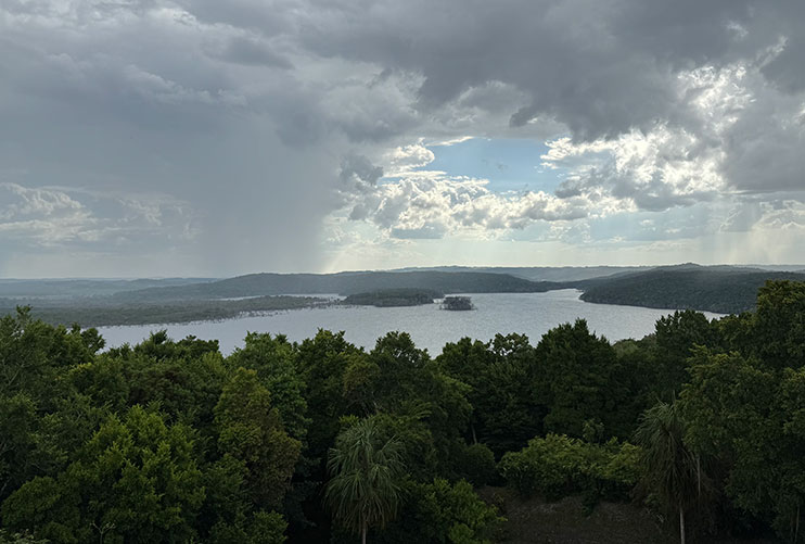 Vistas desde el templo de las manos rojas en Yaxha