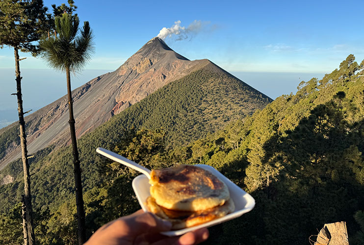 Desayuno frente al volcán de Fuego