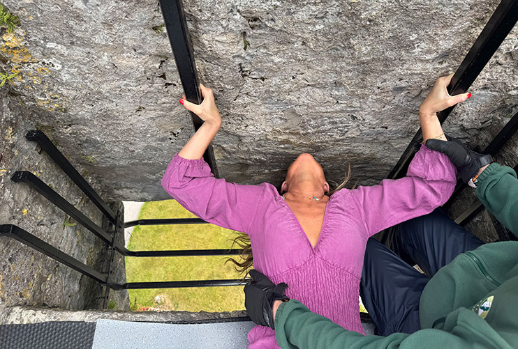 Besando la Blarney stone