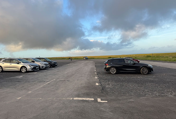Aparcamiento en los acantilados de Moher
