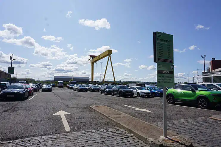 Parking junto al museo del Titanic en Belfast