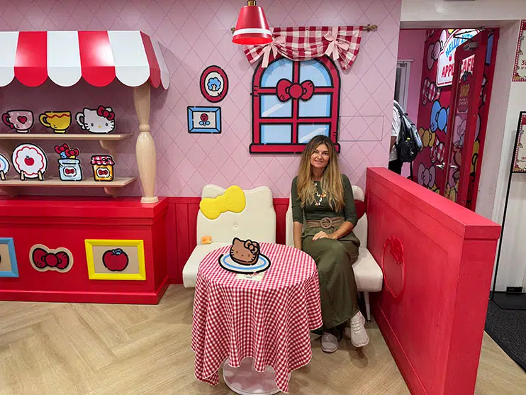 Hello Kitty apple café Seúl