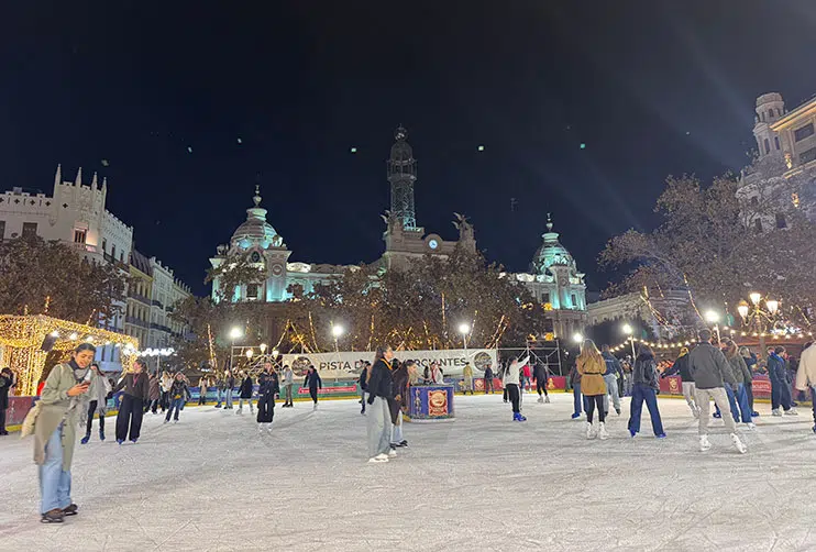 Pista de hielo en la Plaza del ayuntamiento de Valencia